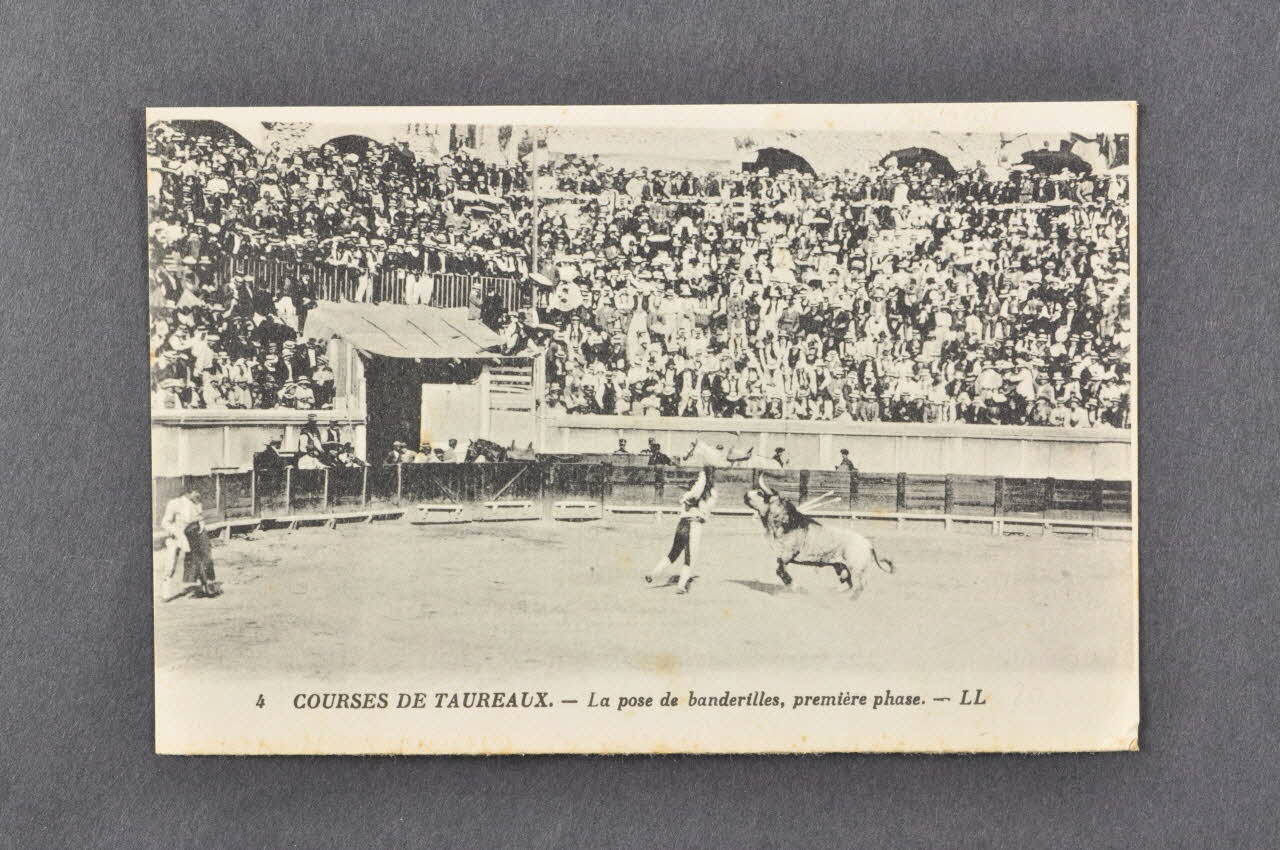 carte postale Course de taureaux. La pose de banderilles, première phase 2004.300.8 Photo Mucem