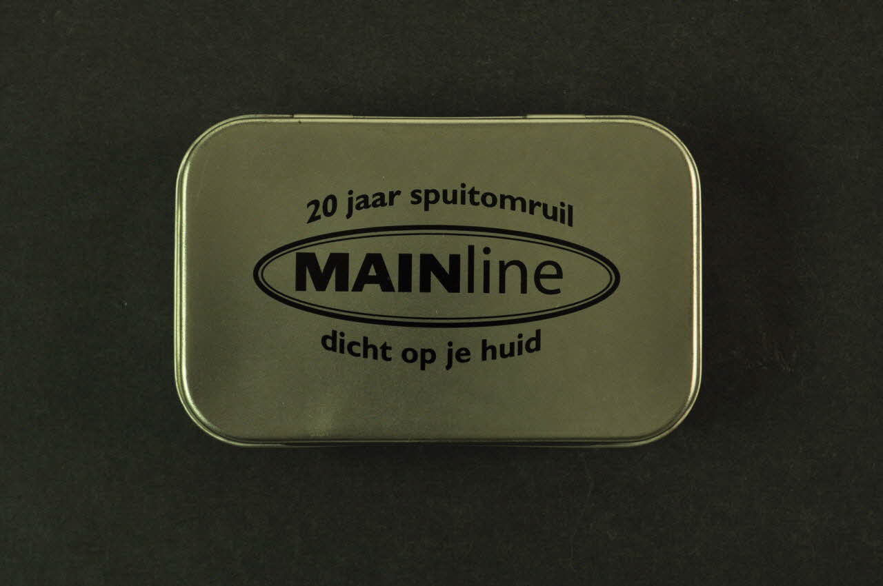 boîte 3 doses d'alcool, bouchon, stericup, ascorbinezuur, préservatif, 5 sparadras dans boite en métal : 20 jaar spuitomruit 2005.54.3.1 Photo Mucem