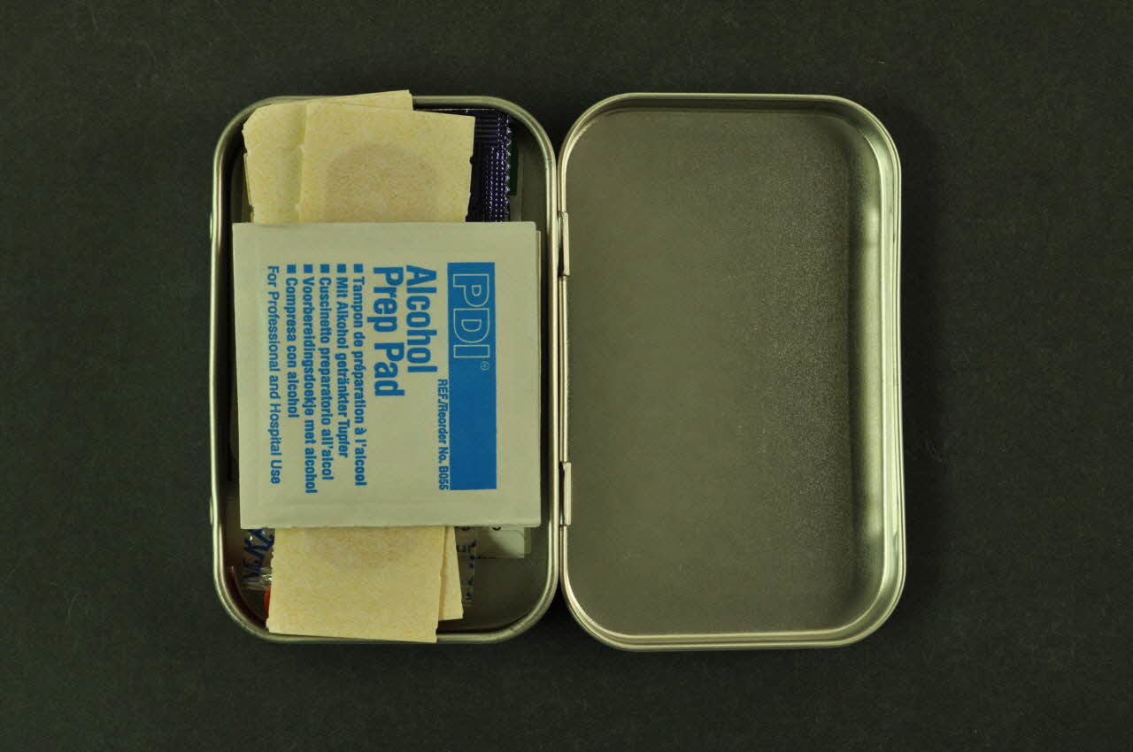 PANSEMENT 3 doses d'alcool, bouchon, stericup, ascorbinezuur, préservatif, 5 sparadras dans boite en métal : 20 jaar spuitomruit 2005.54.3.2.1-2 Photo Mucem