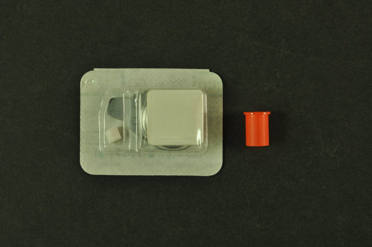Kit de prévention 3 doses d'alcool, bouchon, stericup, ascorbinezuur, préservatif, 5 sparadras dans boite en métal : 20 jaar spuitomruit 2005.54.3.3.1-2 Photo Mucem