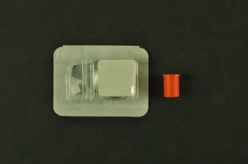 Kit de prévention 3 doses d'alcool, bouchon, stericup, ascorbinezuur, préservatif, 5 sparadras dans boite en métal : 20 jaar spuitomruit 2005.54.3.3.1-2 Photo Mucem