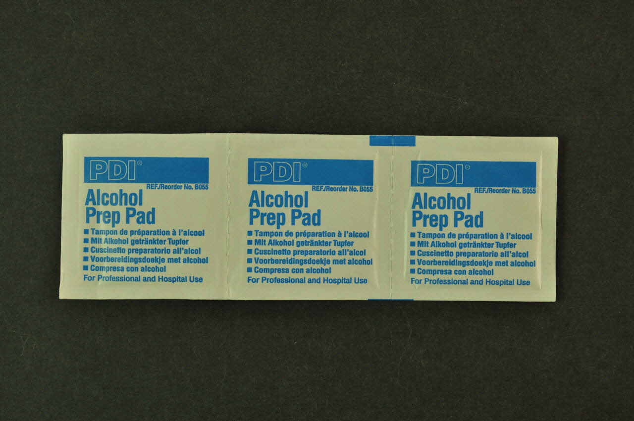 tampon 3 doses d'alcool, bouchon, stericup, ascorbinezuur, préservatif, 5 sparadras dans boite en métal : 20 jaar spuitomruit 2005.54.3.4 Photo Mucem