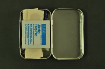 tampon 3 doses d'alcool, bouchon, stericup, ascorbinezuur, préservatif, 5 sparadras dans boite en métal : 20 jaar spuitomruit 2005.54.3.4 Photo Mucem
