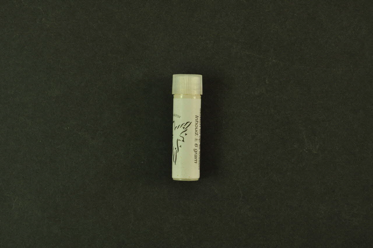 médicament 3 doses d'alcool, bouchon, stericup, ascorbinezuur, préservatif, 5 sparadras dans boite en métal : 20 jaar spuitomruit 2005.54.3.5.1-2 Photo Mucem