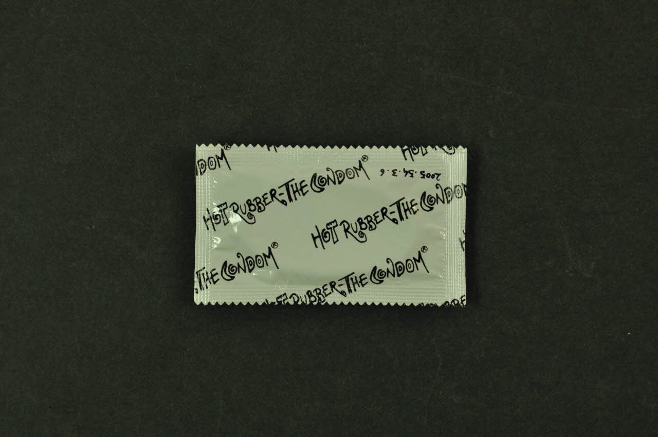 Préservatif 3 doses d'alcool, bouchon, stericup, ascorbinezuur, préservatif, 5 sparadras dans boite en métal : 20 jaar spuitomruit 2005.54.3.6 Photo Mucem
