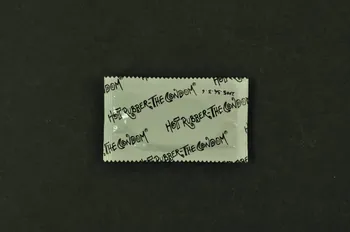 Préservatif 3 doses d'alcool, bouchon, stericup, ascorbinezuur, préservatif, 5 sparadras dans boite en métal : 20 jaar spuitomruit 2005.54.3.6 Photo Mucem