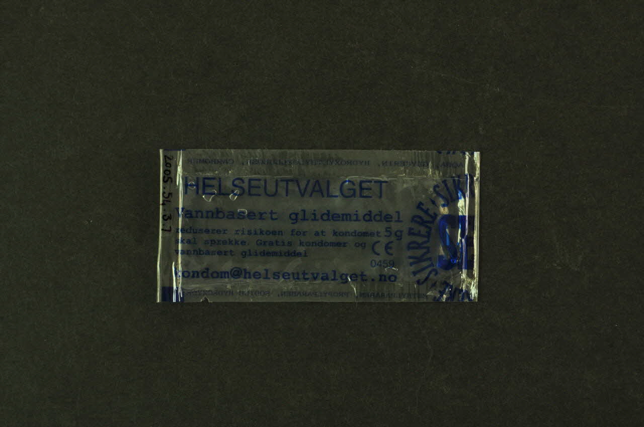 Enveloppe de gel lubrifiant 3 doses d'alcool, bouchon, stericup, ascorbinezuur, préservatif, 5 sparadras dans boite en métal : 20 jaar spuitomruit 2005.54.3.7 Photo Mucem