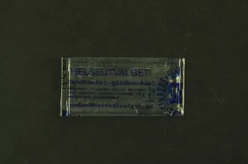 Enveloppe de gel lubrifiant 3 doses d'alcool, bouchon, stericup, ascorbinezuur, préservatif, 5 sparadras dans boite en métal : 20 jaar spuitomruit 2005.54.3.7 Photo Mucem