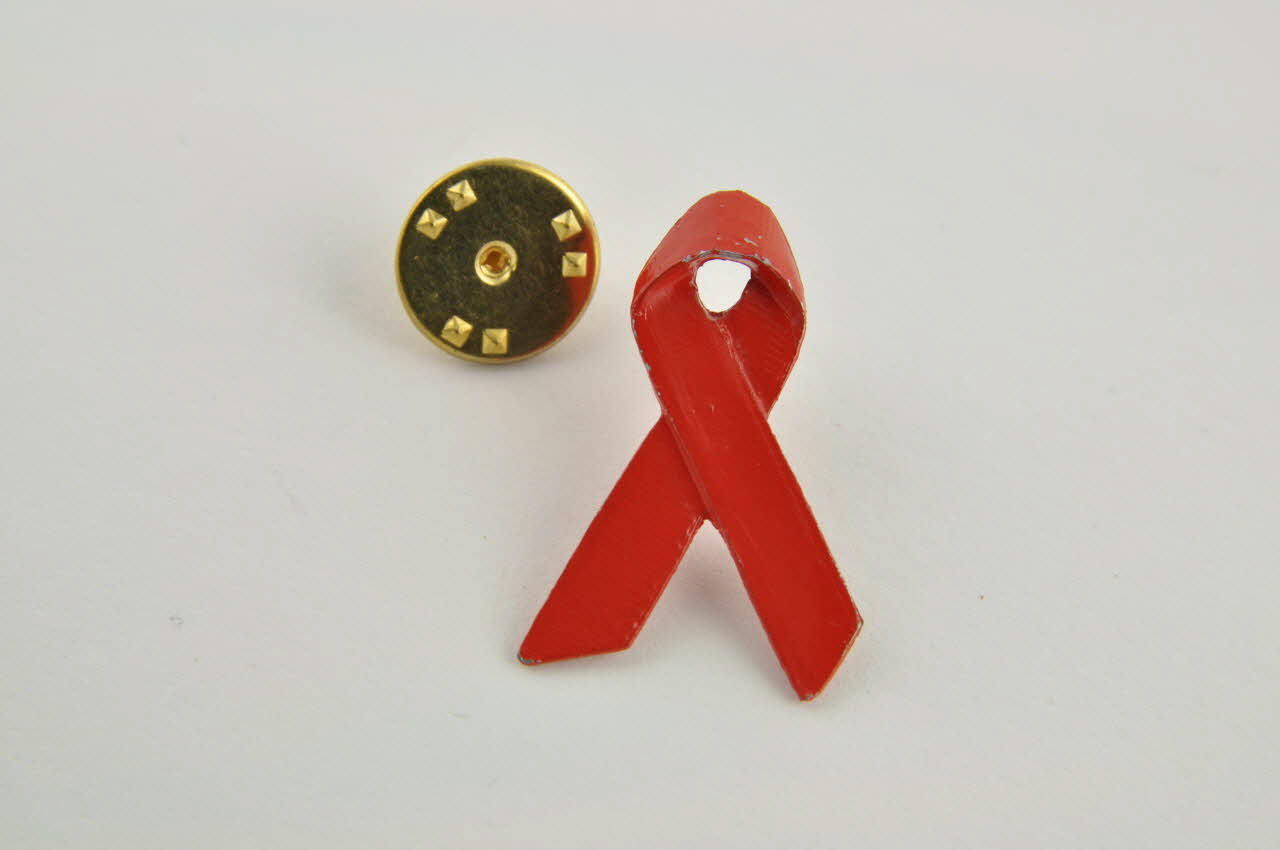 K Eel Pin's ruban rouge Grèce 2005 2005.60.18.1-2 Photo Mucem