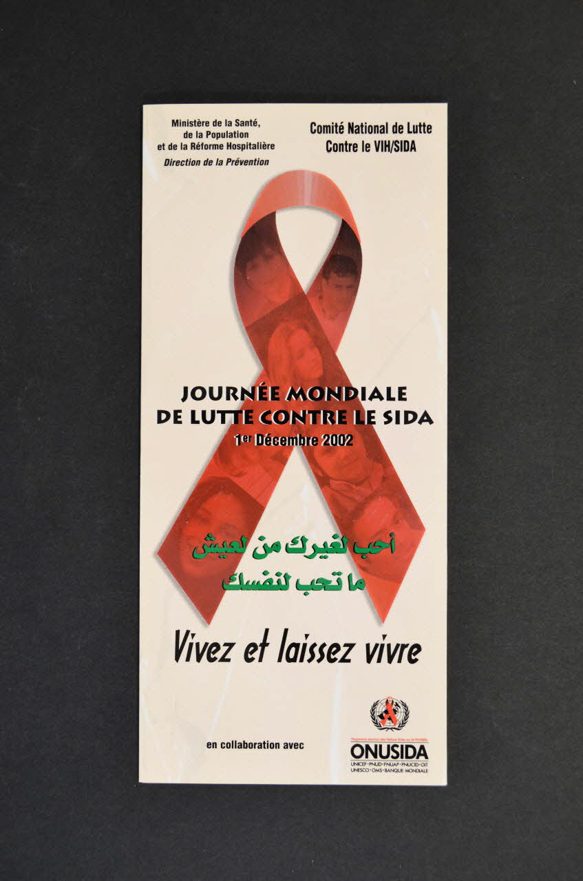 Ministère de la Santé - Direction de la Prévention Dépliant Journée mondiale de lutte contre le sida. 1er décembre 2002. Vivez et laissez vivre" (en français et en arabe) Algérie 2002 2005.61.1 Photo Mucem