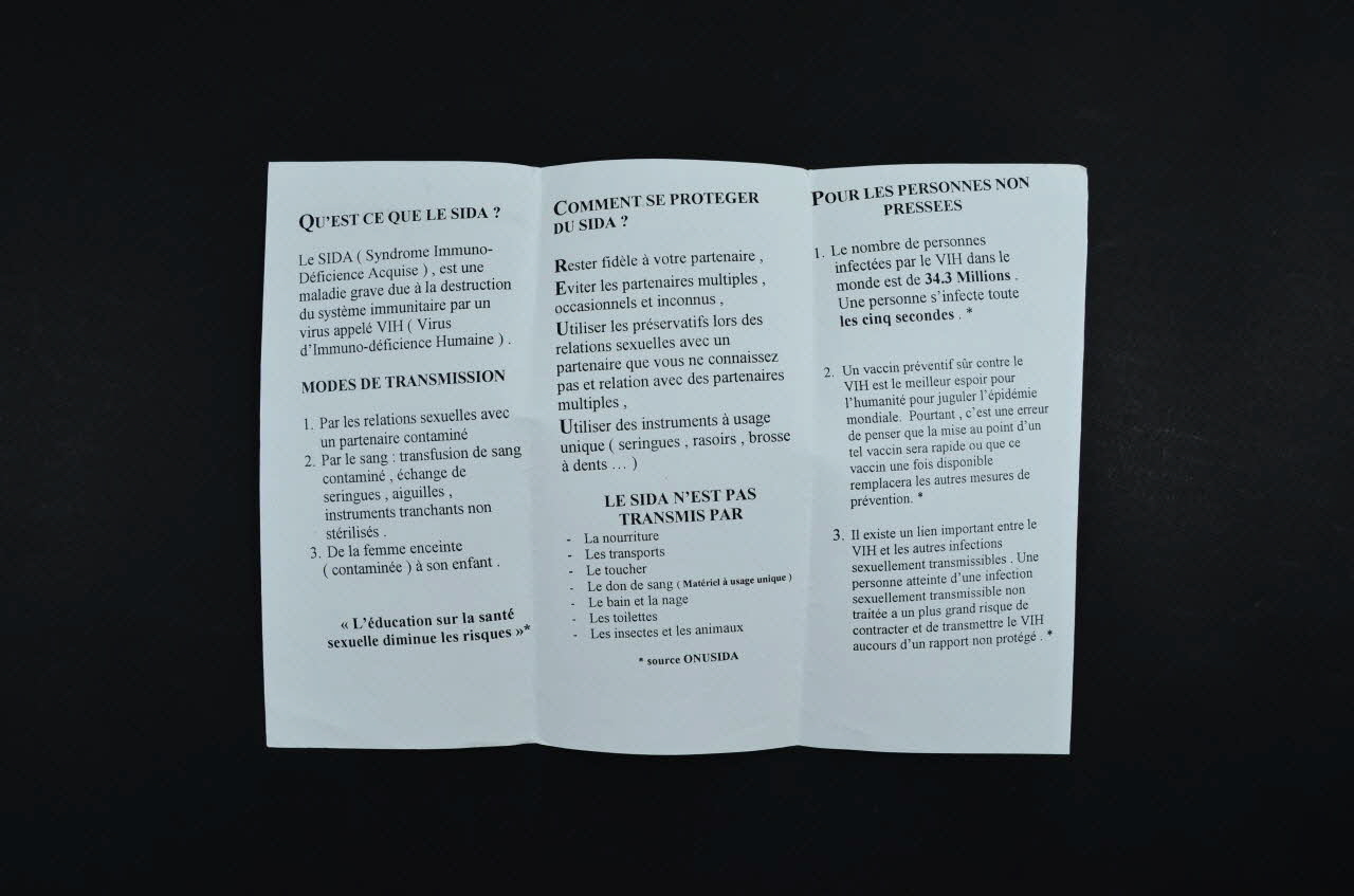 Aids Algérie Dépliant "Le sida ne prends pas de vacances. Mal informés, donc vulnérables" Algérie 2000/8 2005.61.2 Photo Mucem