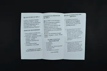 Aids Algérie Dépliant "Le sida ne prends pas de vacances. Mal informés, donc vulnérables" Algérie 2000/8 2005.61.2 Photo Mucem