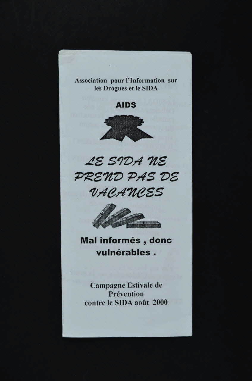 Aids Algérie Dépliant "Le sida ne prends pas de vacances. Mal informés, donc vulnérables" Algérie 2000/8 2005.61.2 Photo Mucem