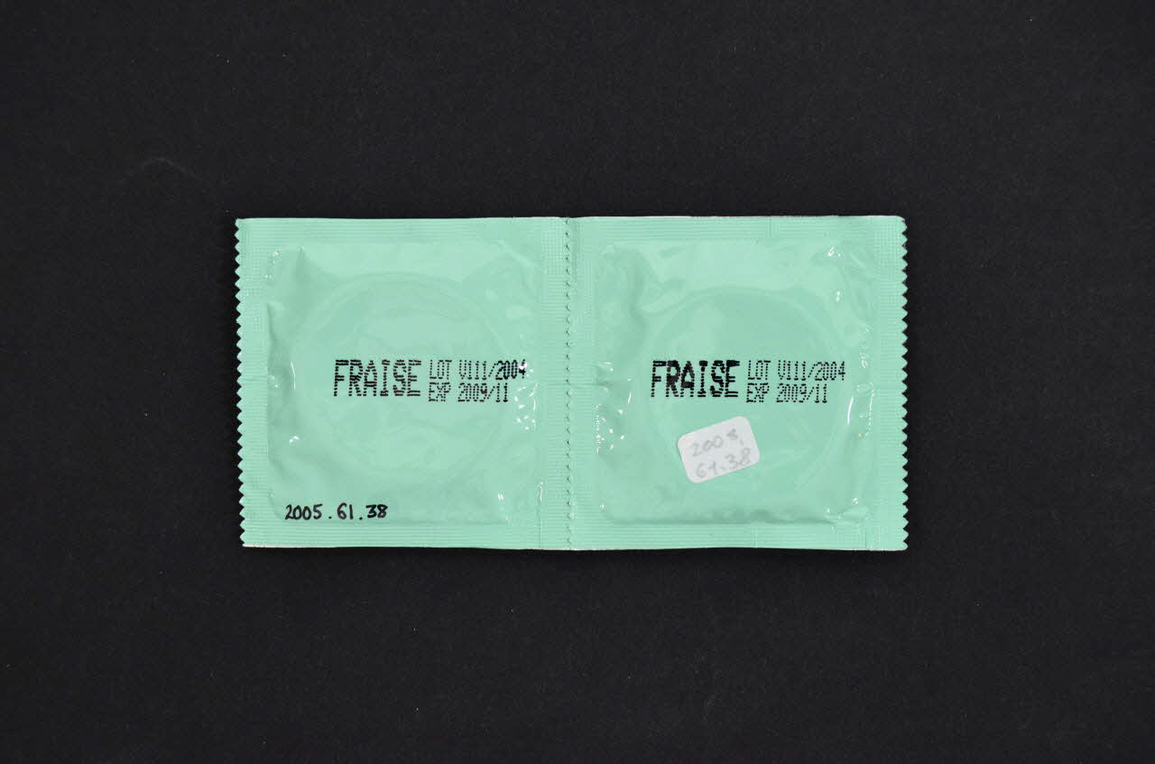 Préservatif Vival Aids Alg Fraise 2005.61.38 Photo Mucem