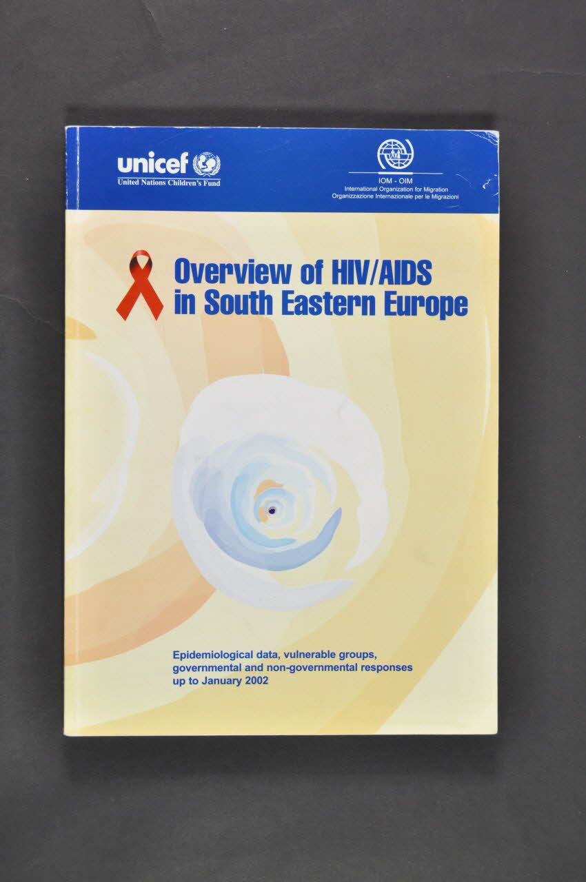 International Organization For Migration, Unicef BROCHURE "Overview of HIV/AIDS in South Eastern Europe. Epidemiological data, vulnerable groups, governmental and non-governmental responses up to January 2002" (Le VIH/Sida dans l'Europe du sud est. Données épidémiologiques, groupes vulnérables, réponses gouvernementales et non gouvernementales jusqu'en janvier 2002.) Italie 2002 2005.62.12 Photo Mucem