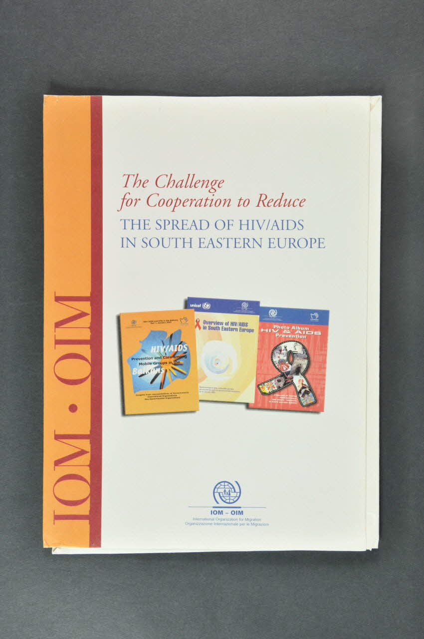 International Organization For Migration pochette "The Challenge for cooperation to reduce the spread of HIV/AIDS in south eastern Europe" (Le combat  de la coopération pour réduire l'expansion du VIH/sida dans l'Europe du sud est) Italie 2005 2005.62.2 Photo Mucem