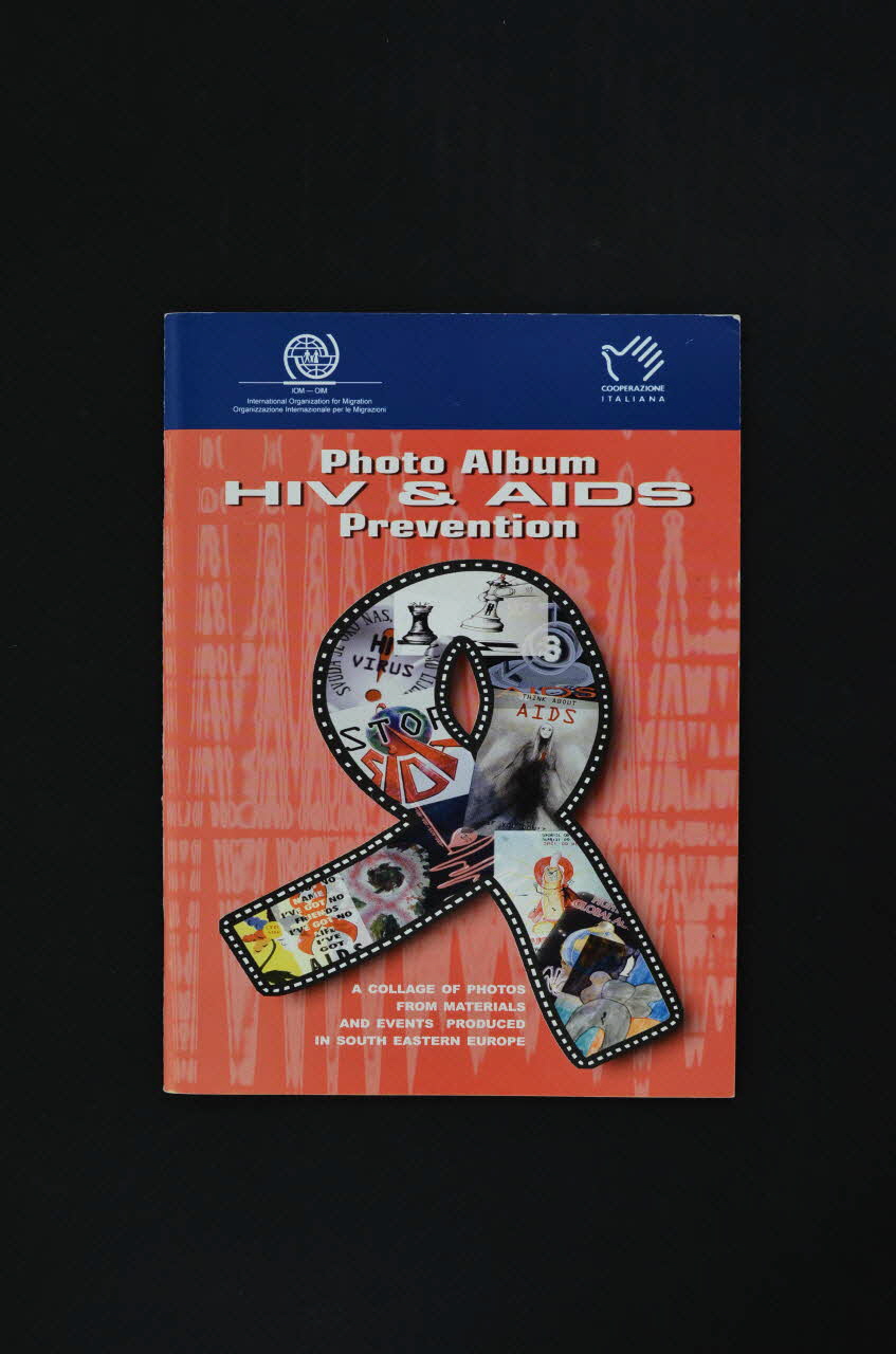 International Organization For Migration BROCHURE "Photo Album HIV & AIDS Prevention. A Collage of photos from materials and events produced in South Eastern Europe" (Album de photos sur le VIH et la prévention du sida. Collage de photos de matériaux et d'événements produits dans l'Europe du Sud Est) Italie 2002 2005.62.4 Photo Mucem