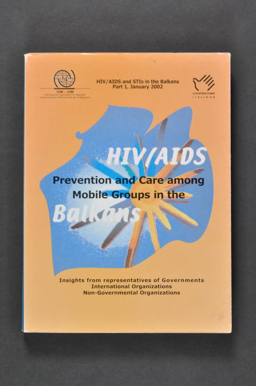 International Organization For Migration livre "HIV/AIDS. Prevention and care among mobile Groups in the Balkans" (VIH/Sida. Prévention et soins chez les groupes mobiles dans les Balkans) Italie 2002 2005.62.5.1-2 Photo Mucem