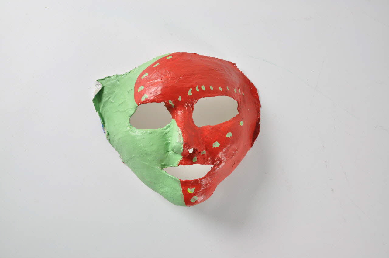 Comité 1er Décembre masque Masque rouge de prostituée pour une manifestation du 1er décembre constituée par un échafaudage de masques de prostituées Espagne 2002 2003.93.1 Photo Mucem