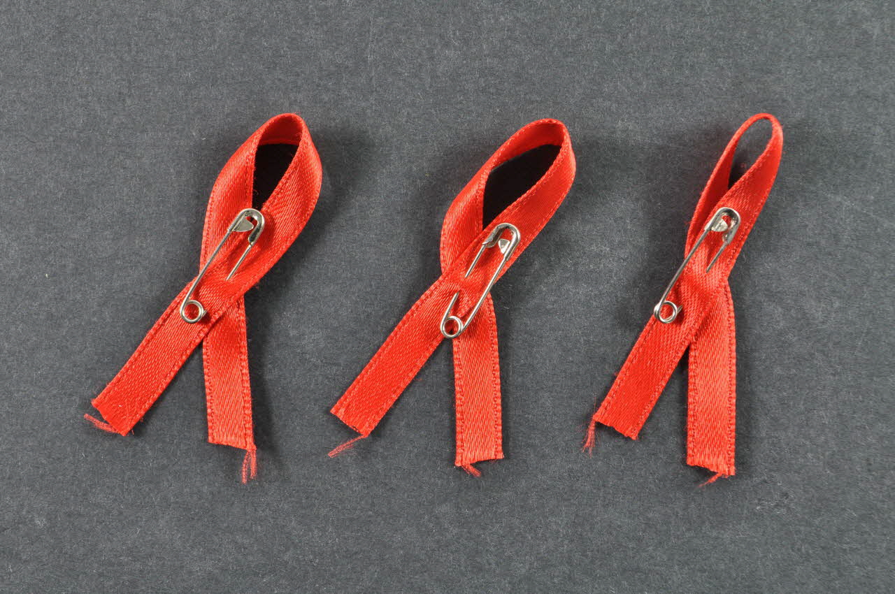 Comité 1er Décembre RUBAN ROUGE Espagne 2002 2003.93.27.1-3 Photo Mucem