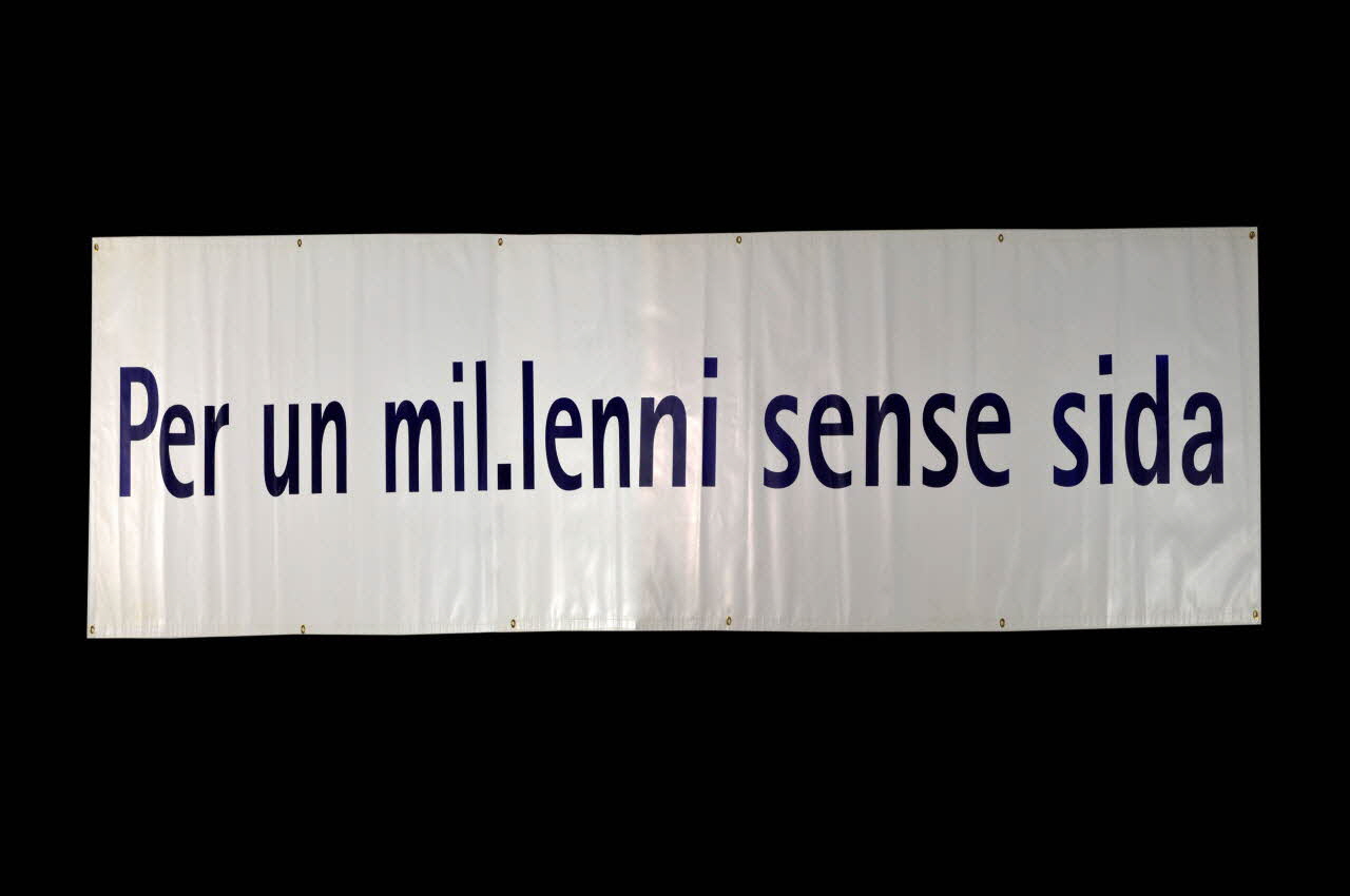Agnès Capera banderole "Per en milleni sen sida" (Pour un millénaire sans sida) Espagne 2000 2003.93.58 Photo Mucem