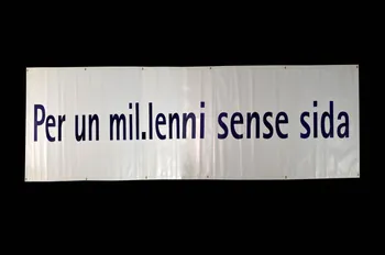 Agnès Capera banderole "Per en milleni sen sida" (Pour un millénaire sans sida) Espagne 2000 2003.93.58 Photo Mucem