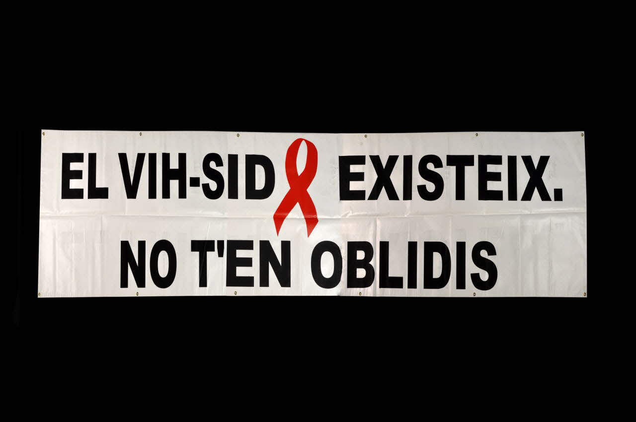 banderole "El VIH / SIDA existiex / No t'en oblidis"  (Le VIH / sida existe. Ne l'oublies pas) 2003.93.59 Photo Mucem