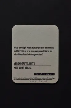Het Aids Team sous-bock "Veronderstel Niets Kies voor veeilig" (Ne nous contentons pas de nos premières impressions. Ne présumons pas trop...) cf 2003.094.107 Pays-Bas 2000 2003.94.108  Photo Mucem