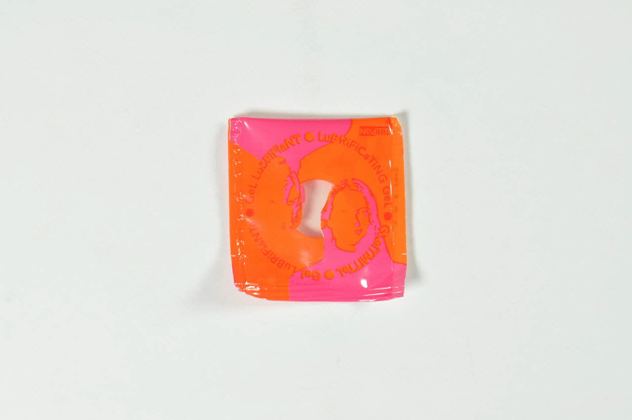 Conseil Général Bouches Du Rhône Enveloppe de gel lubrifiant Centres dépistage sida Provence-Alpes-Côte d'Azur, France 2005 2005.8.10.4 Photo Mucem