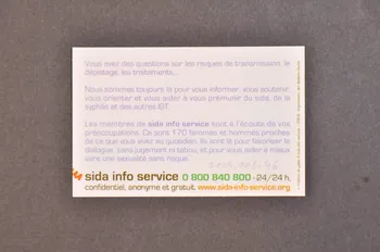 Sida Info Service - Ligne Azur Carte d'information "On m'a dit qu'il existe un traitement d'urgence après un accident de capote..." France 2004 2005.8.46 Photo Mucem