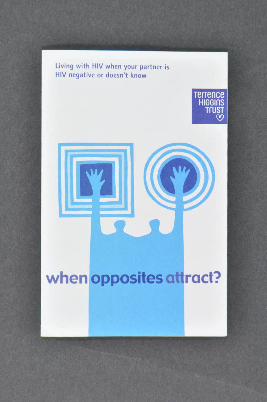 Dépliant "When opposites attract? Living with HIV when your partner is HIV negative or doesn't know" (Quand les opposés s'attirent? Vivre avec le VIH lorsque votre partenaire est séronégatif (ve) ou ne sait pas) 2003.94.149 Photo Mucem