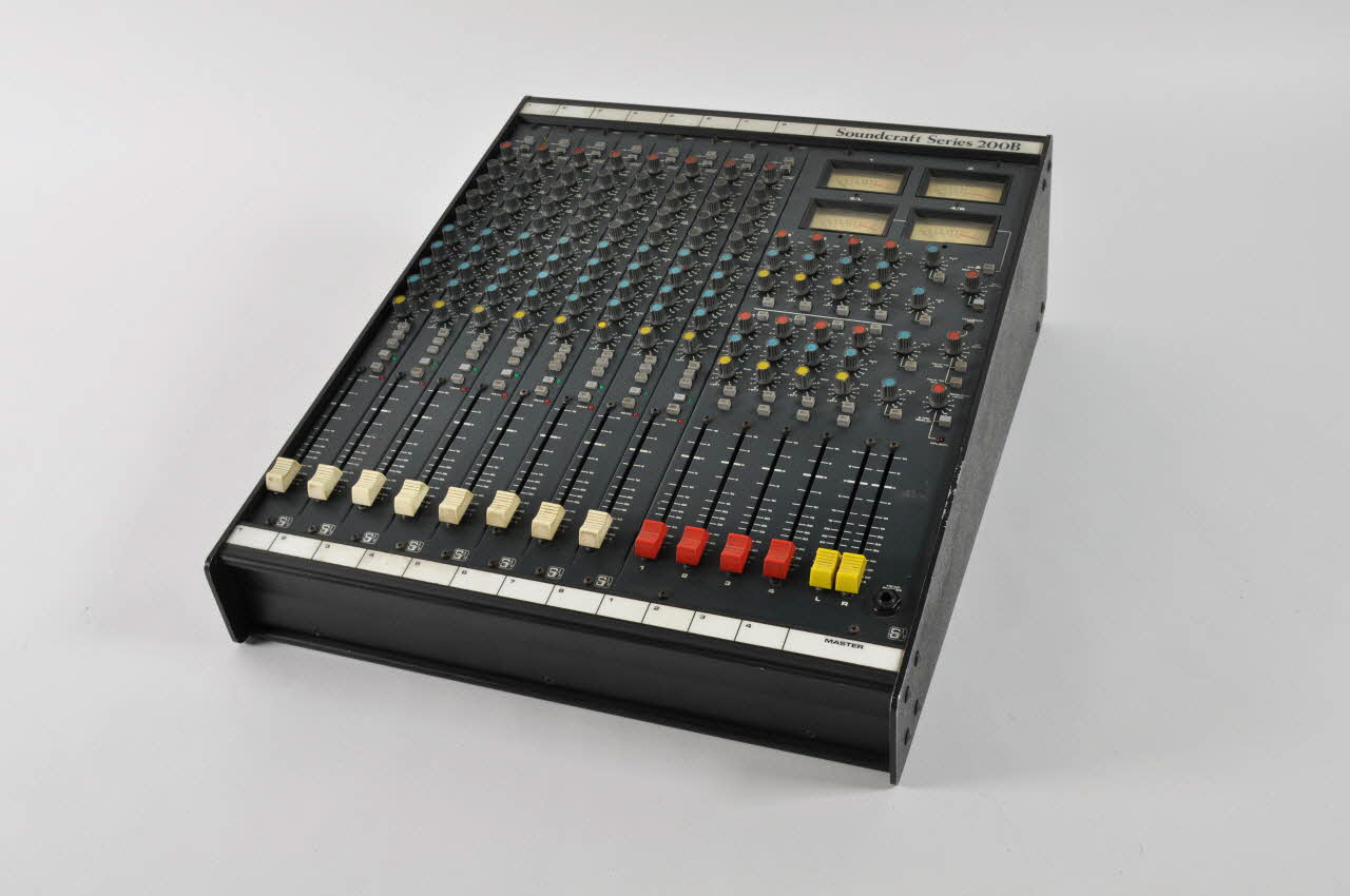 table de mixage 2004.43.4.1 Photo Mucem