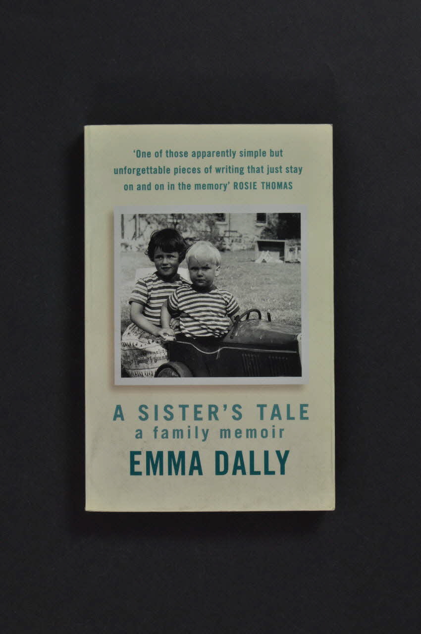 Warner Book livre Emma Dally. A sister's tale a family memoir" (Une soeur raconte une mémoire familiale) Grande Bretagne 2000 2003.94.160 Photo Mucem