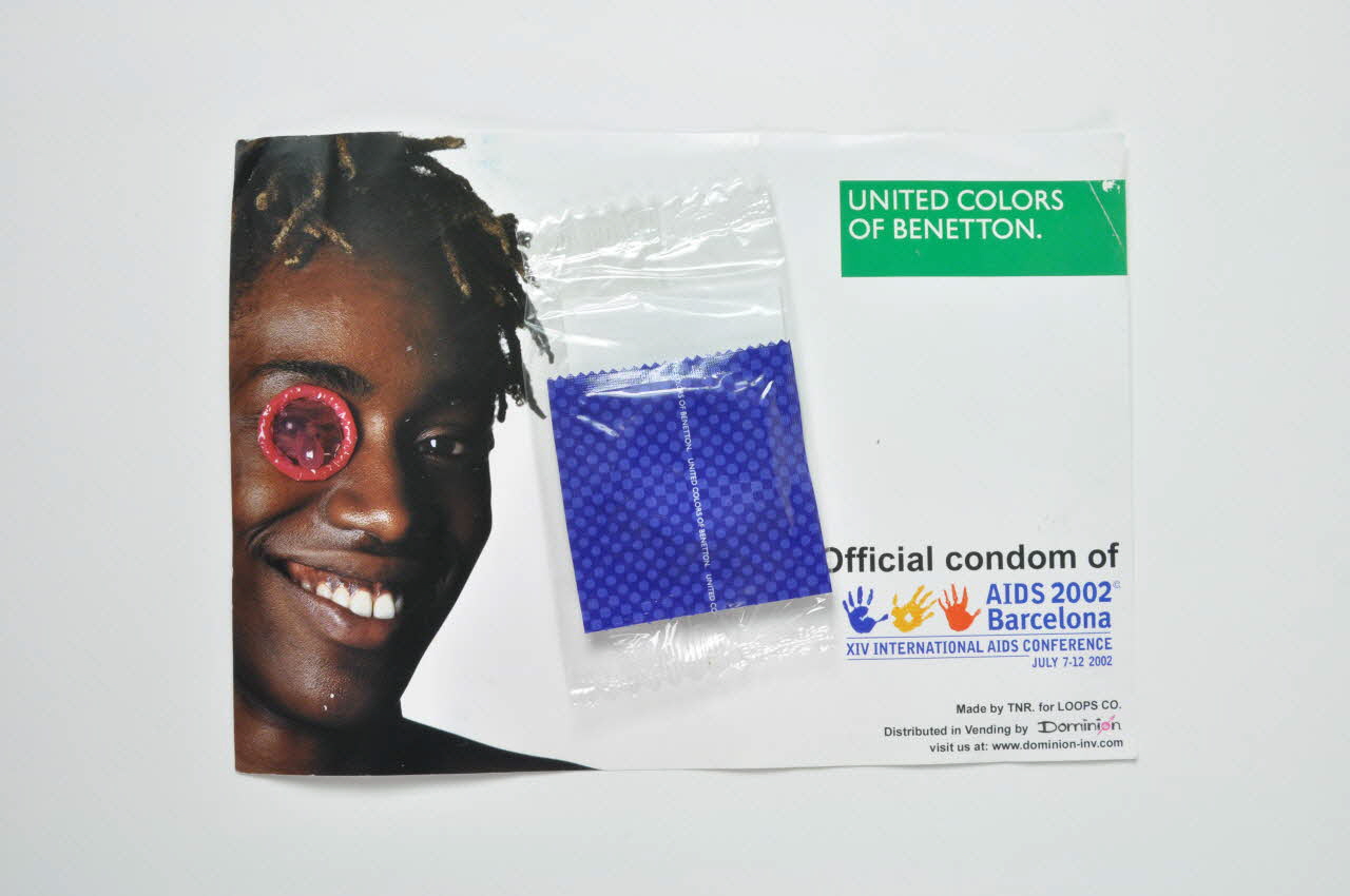 Aids 2002, United Colors Of Benetton Préservatif Préservatif "officiel" de la conférence mondiale du sida et prospectus Espagne 2002/7 2003.94.17 Photo Mucem
