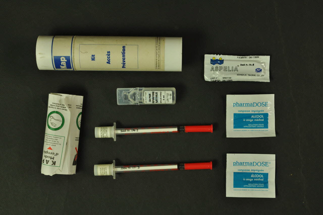 Kit de prévention Kit Accès Prévention (2 seringues, préservatif, notices, 2 compresses, eau distillée dans étui plastique 2003.94.174.1-9 Photo Mucem