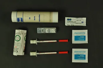 Kit de prévention Kit Accès Prévention (2 seringues, préservatif, notices, 2 compresses, eau distillée dans étui plastique 2003.94.174.1-9 Photo Mucem