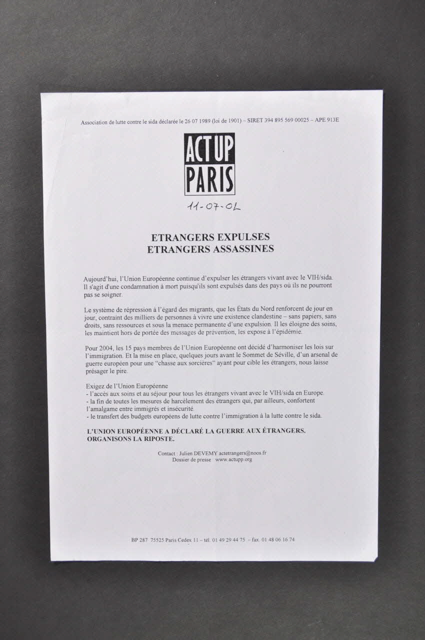 Act Up-Paris tract Tract "Etrangers expulsés, étrangers assassinés" France 2002/7/11 2003.94.2 Photo Mucem