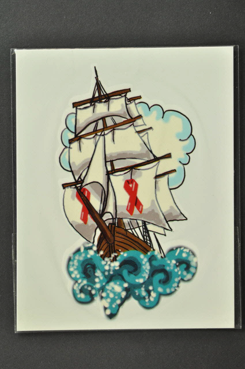 Tatouage Bateau avec ruban rouge Danemark 2005 2005.88.5 Photo Mucem