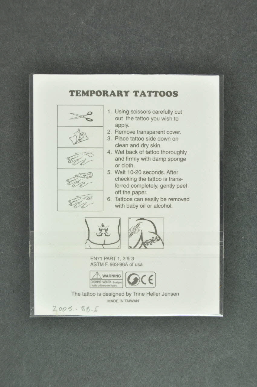 Tatouage Femme avec ruban rouge autour du cou Danemark 2005 2005.88.6  Photo Mucem