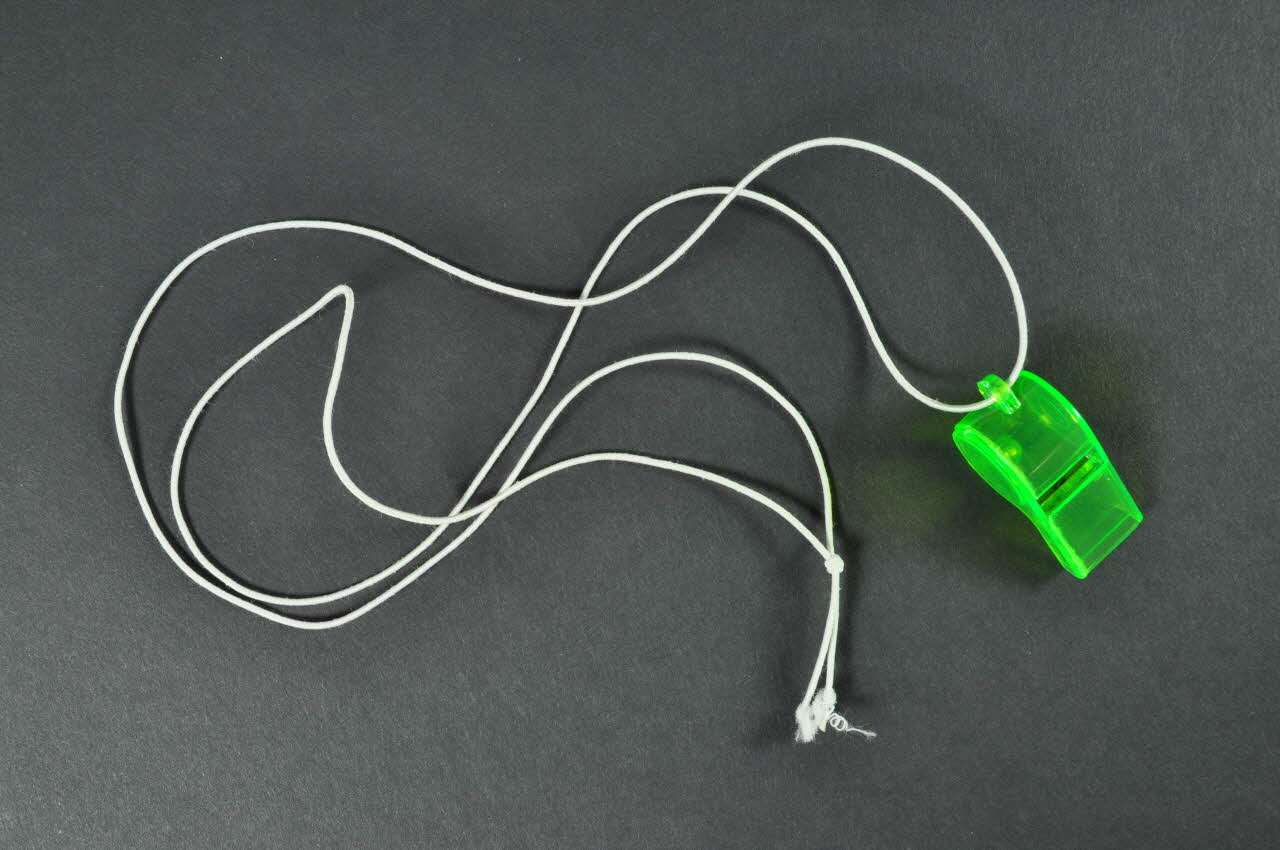 Aids Therapeutic Treatment Now (ATTN) sifflet "Marche ATTN" Espagne 2002/7/7 2003.94.25 Photo Mucem