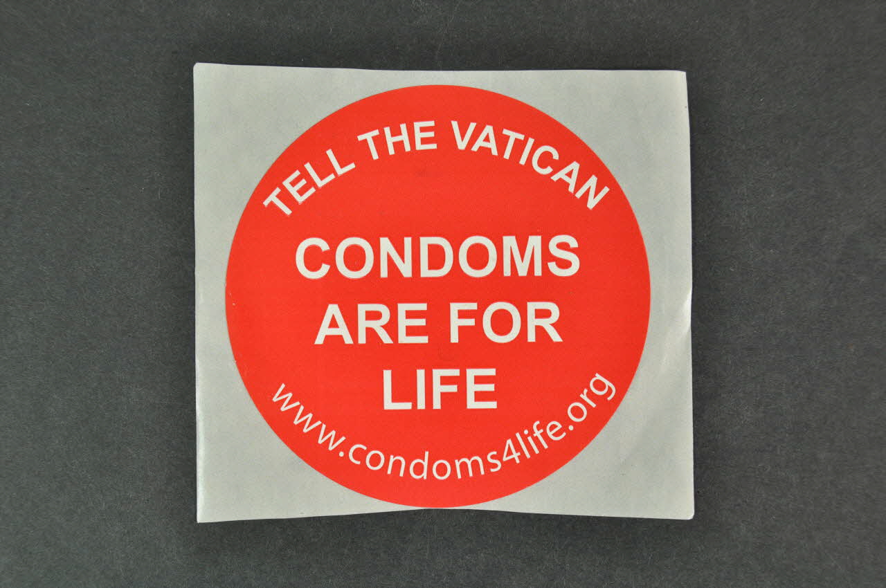 Catholics For A Free Choice (Cffc) autocollant "Tell the Vatican. Condoms are for life" (Dites-le au Vatican. Les préservatifs, c'est pour la vie) International 2002 2003.94.31 Photo Mucem