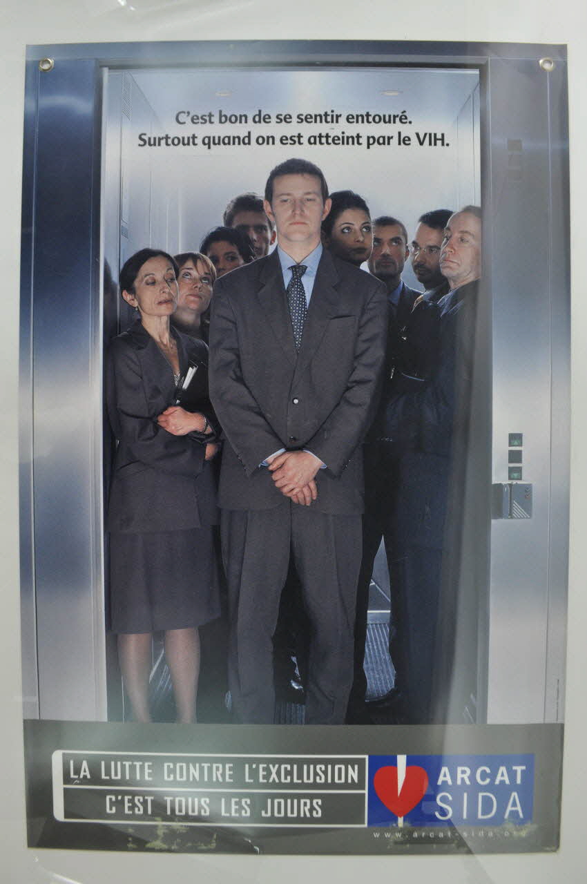 affiche "C'est bon de se sentir entouré. Surtout quand on est atteint par le VIH." (dans ascenseur) 2005.97.1 Photo Mucem