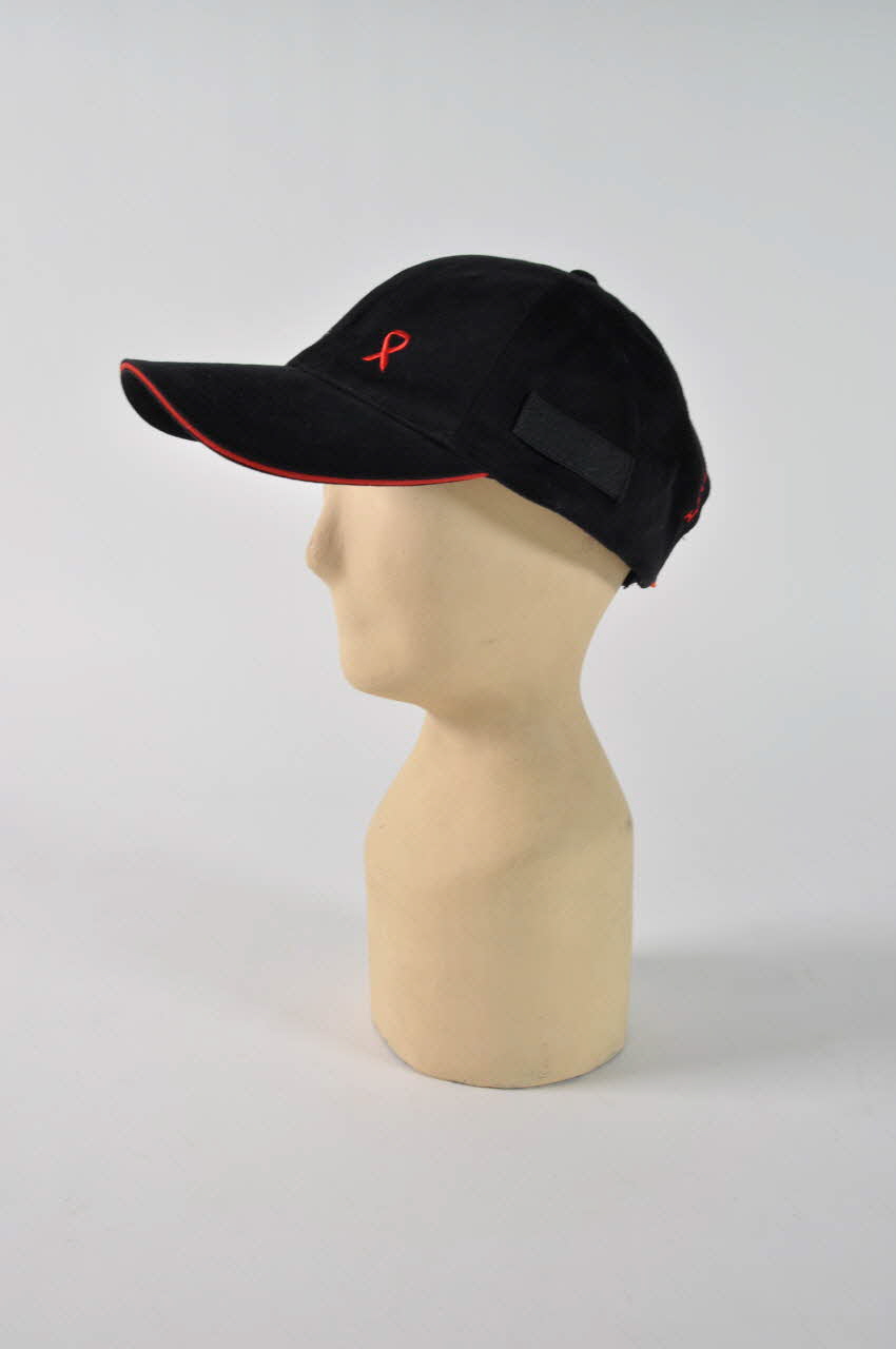 Open Air casquette "Love United" noire Lorraine, France 2004 2004.48.3 Photo Mucem