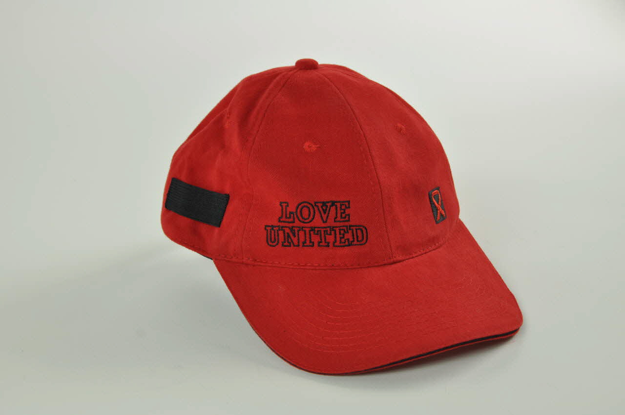 Open Air casquette "Love United" rouge Lorraine, France 2004 2004.48.4 Photo Mucem