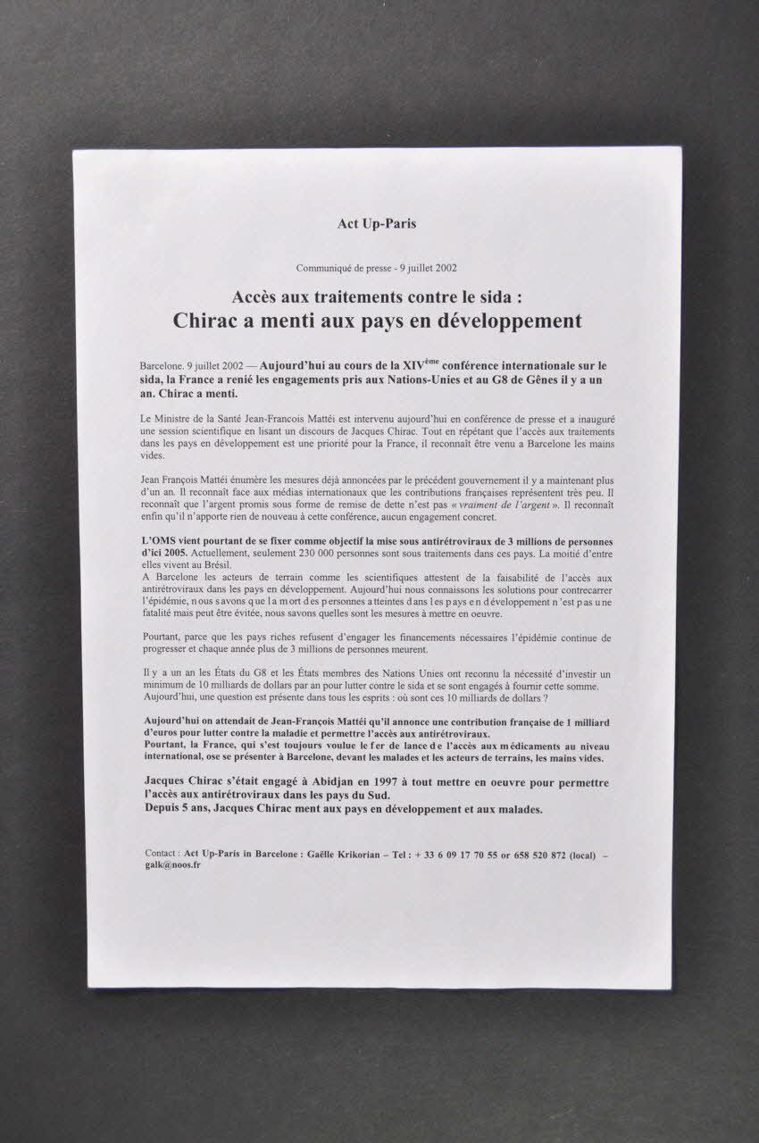 Act Up-Paris tract "Accès aux traitements contre le sida : Chirac a menti aux pays en développement" France 2002/7/9 2003.94.5 Photo Mucem