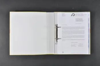 Aids-Hilfe Schweiz classeur "Vivre avec le VIH et le sida.  Un ouvrage de référence sur les fondements, l'hygiène de vie et la démarche thérapeutique." Lorraine, France 2003 2004.48.9 Photo Mucem