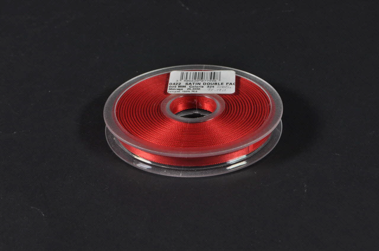 Pin's ruban rouge Ruban rouge, pin's et matériel de confection 2005.97.19.1 Photo Mucem