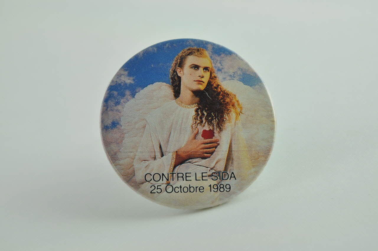 Association pour la Recherche, la Communication et les Actions pour l'Accès aux Traitements (ARCAT) badge "Contre le sida. 25 octobre 1989" France 1989/10 2005.97.21 Photo Mucem