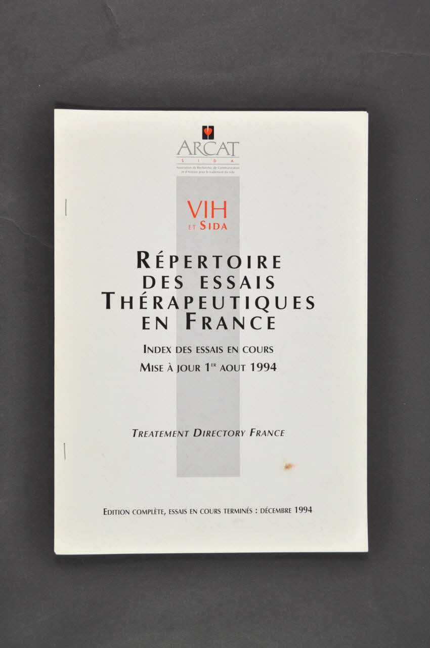 Association pour la Recherche, la Communication et les Actions pour l'Accès aux Traitements (ARCAT) BROCHURE "VIH et Sida. Répertoire des essais thérapeutiques en France. Index des essais en cours mise à jour 1er août 1994" France 1994/12 2005.97.28 Photo Mucem