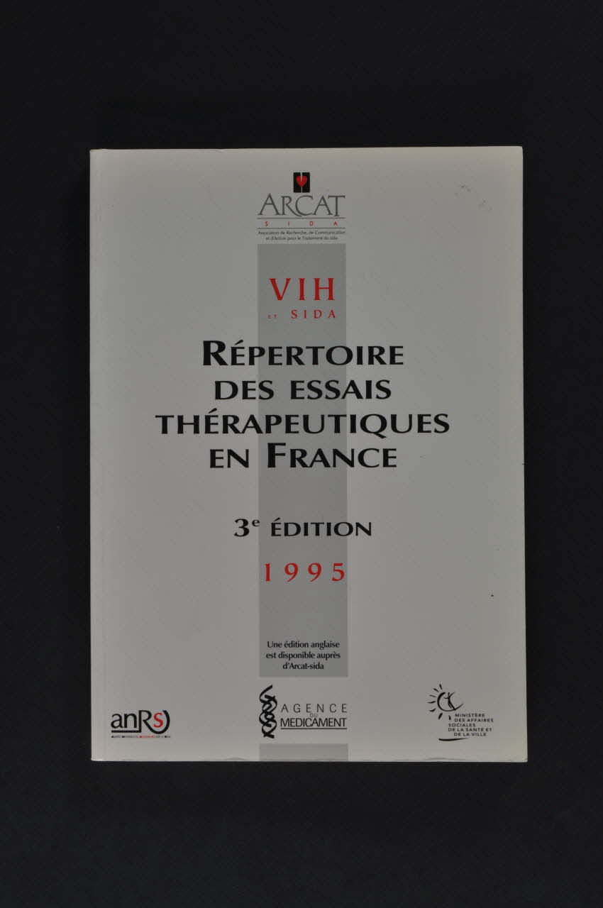 Association pour la Recherche, la Communication et les Actions pour l'Accès aux Traitements (ARCAT) BROCHURE "VIH et Sida. Répertoire des essais thérapeutiques en France. 3° édition" France 1995 2005.97.29 Photo Mucem